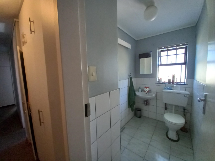 To Let 4 Bedroom Property for Rent in Rouxville Western Cape